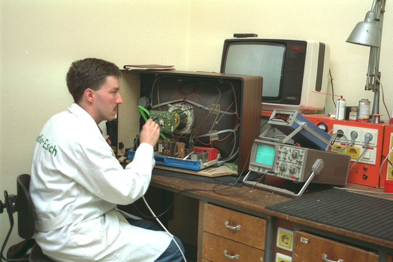 Techniker beim Überprüfen eines Fernsehers