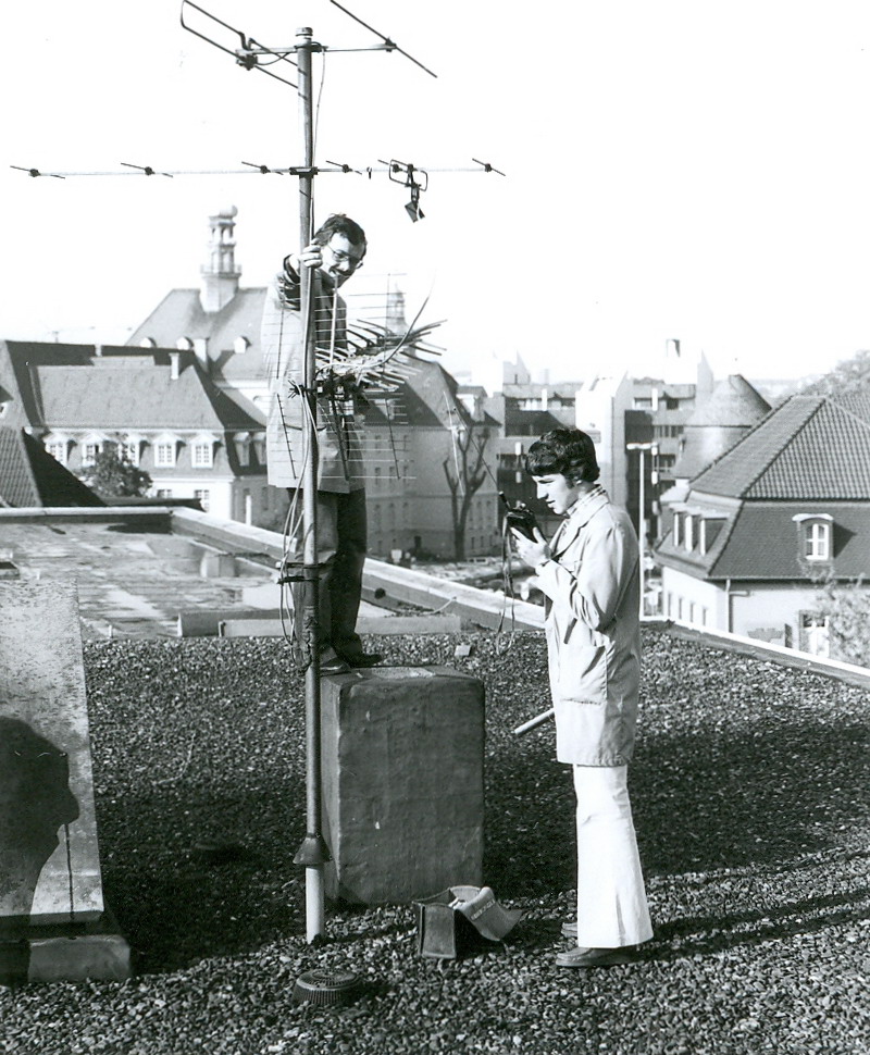 Techniker beim Aufstellen einer Antennenanlage, ca. 1972